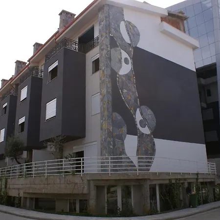 Kodra E Diellit Pensión 4*